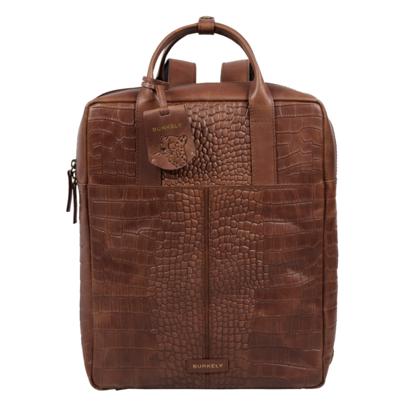 De Cool Colbie rugtas 14'' in de kleur bruin van de 23/24 wintercollectie. Leren dames rugtas in croco print. 3 buitenvakken met ritssluiting.