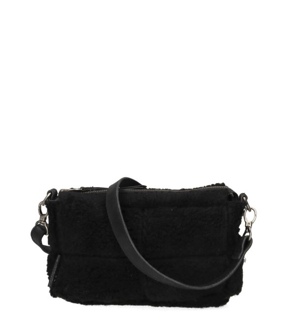 LANA Reversible Crossbody Bag in zwart crackled leer met zachte faux shearling, omkeerbaar ontwerp en verstelbare band voor veelzijdige draagopties.